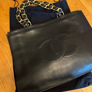 Chanel Caviar skin tote bag